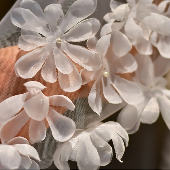 Flower pearls wedding veil - Picture 3 of 3